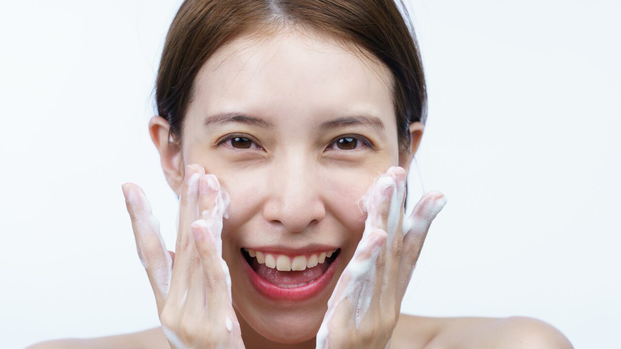 おでこのぶつぶつ対策｜肌タイプ別・習慣別に見直そう