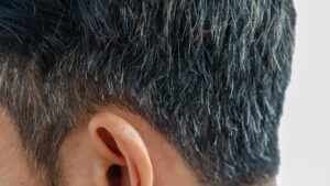 白髪を自然にケアする男性必見！おすすめヘアケア製品と効果的な使い方