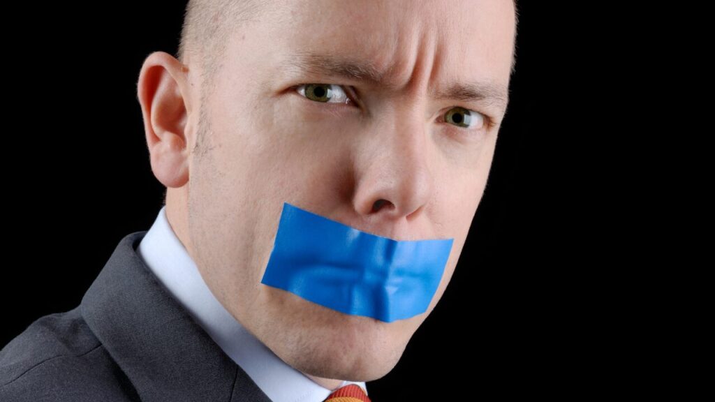 無言でも落ち着く人の特徴とは？沈黙が心地いい相性チェック【友達・恋人別】