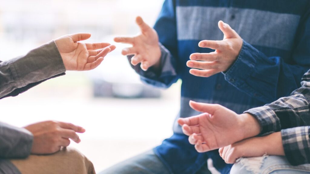 コミュ力が高い人の習慣10選｜今すぐマネできる会話術も紹介