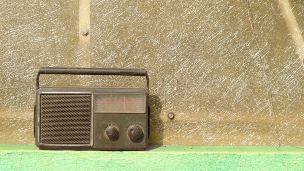 エモいとは？若者が使う感情系スラングをわかりやすく解説【例文つき】