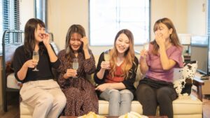 女子会で使われる言葉＆ノリ徹底解説｜“尊い”“わかる〜”の意味とリアルな使い方！