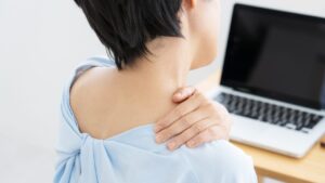 在宅ワークで増える“むくみ・肩こり”を5分で改善！今すぐできる簡単リセット法
