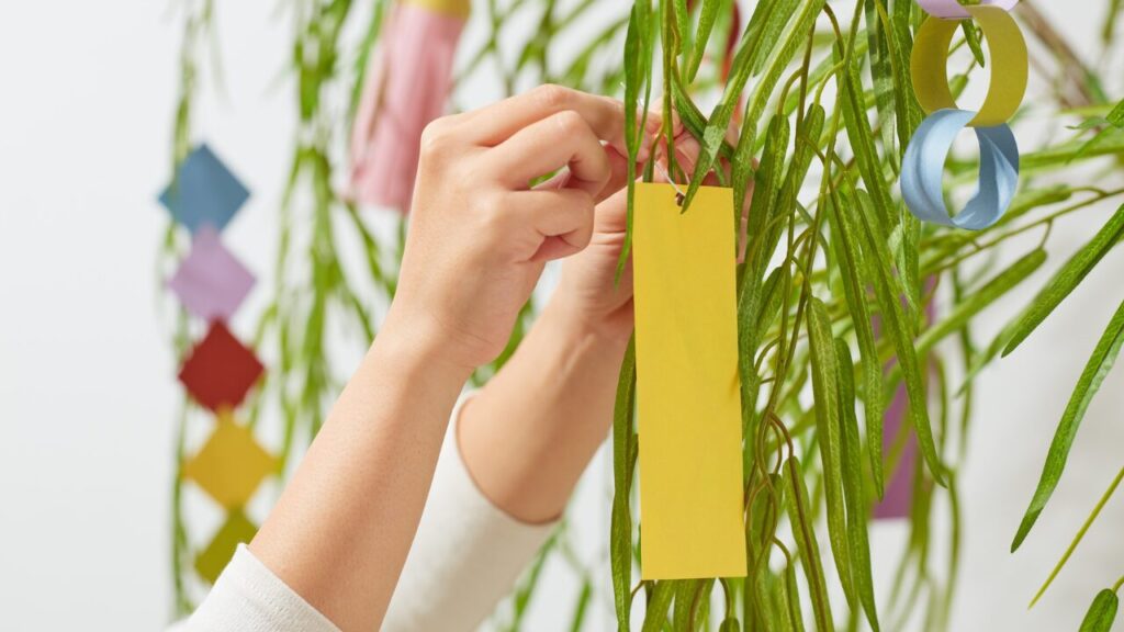 七夕の由来と食べ物をわかりやすく解説｜祝日でない理由や短冊の意味も紹介