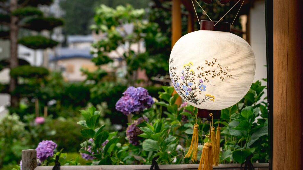 お盆とは？日本の伝統行事の意味・由来・食べ物まで完全ガイド