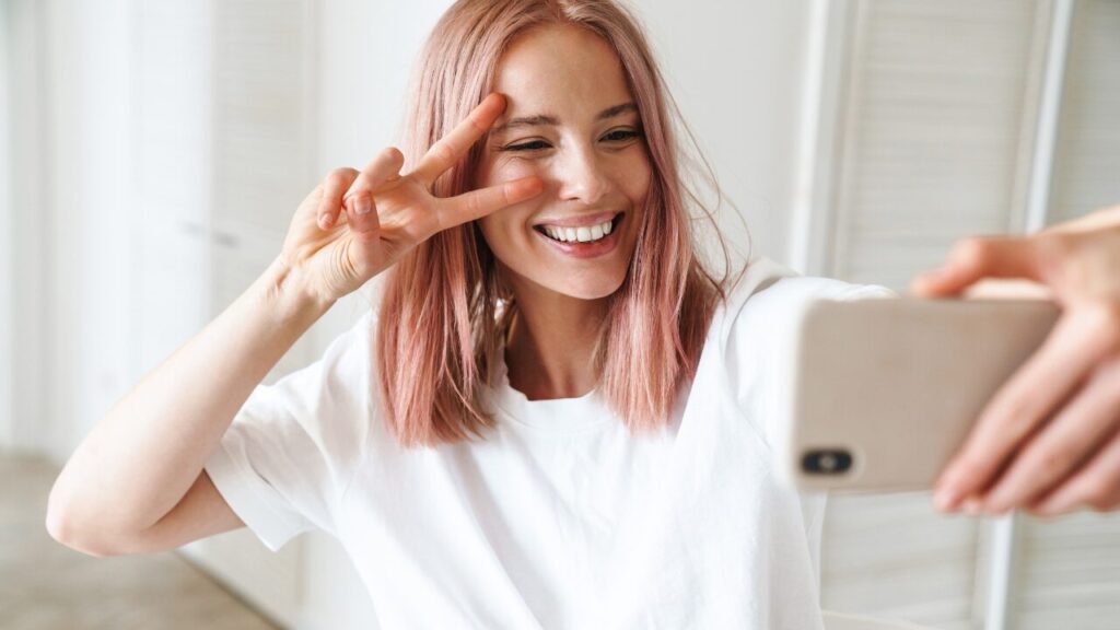 自撮りの左右反転が気持ち悪いのはなぜ？本当の自分の顔との違いと心理的理由を解説！