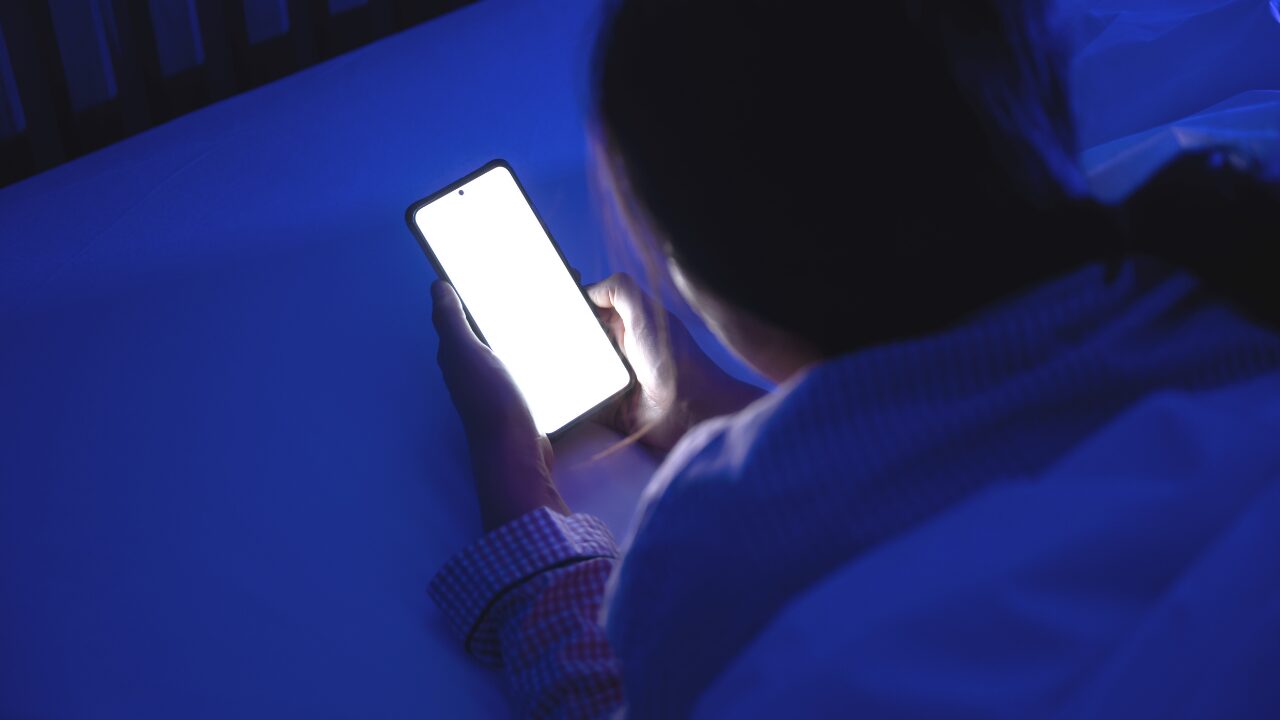 要注意！こんなスマホ習慣が顔のたるみを加速させる