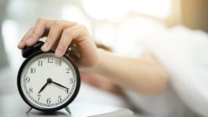 「目覚ましを止めた記憶がない…」無意識の二度寝を防ぐ7つの対策とは？