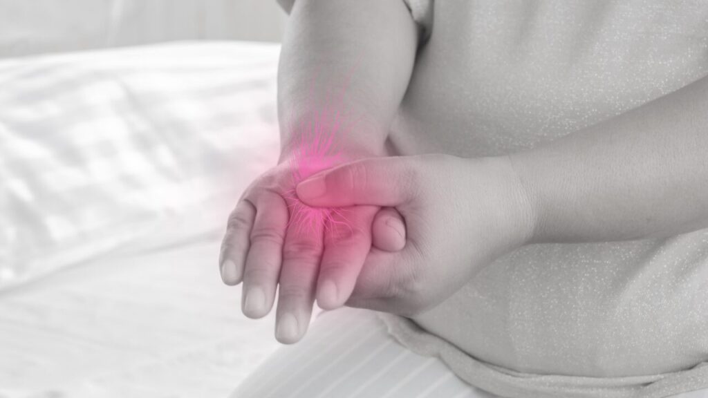 左手の指先がしびれる原因とは？考えられる病気・対処法を徹底解説！