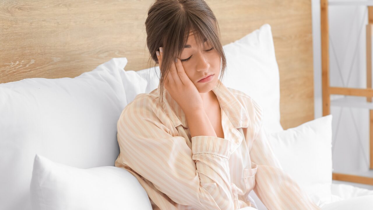 朝に目が覚めても眠いのはなぜ？原因とスッキリ目覚める10のコツを解説！