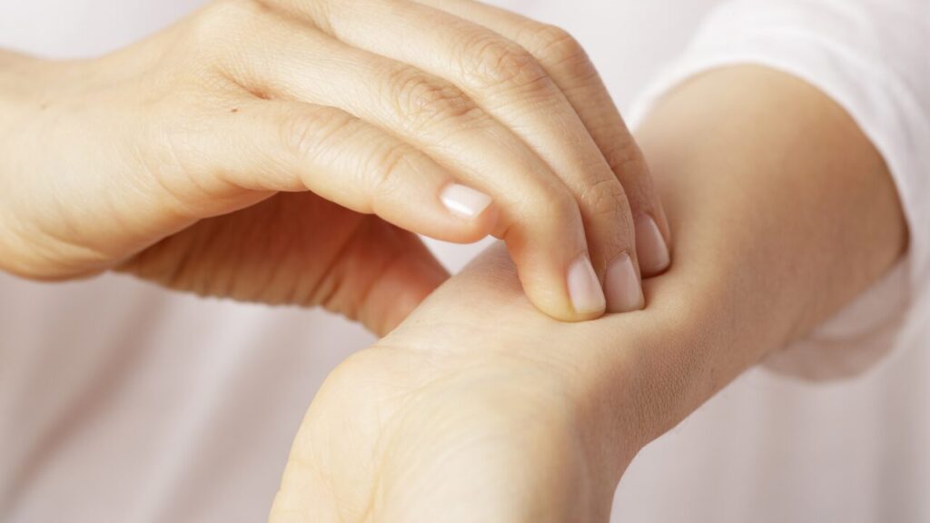 脈が飛ぶような感覚…放置して大丈夫？受診の目安とセルフチェックまとめ