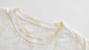 白Tシャツの黄ばみを落とす方法｜重曹で真っ白に復活させるコツとは？