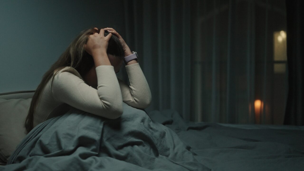 放っておくとどうなる？慢性的な不安と睡眠障害のリスク