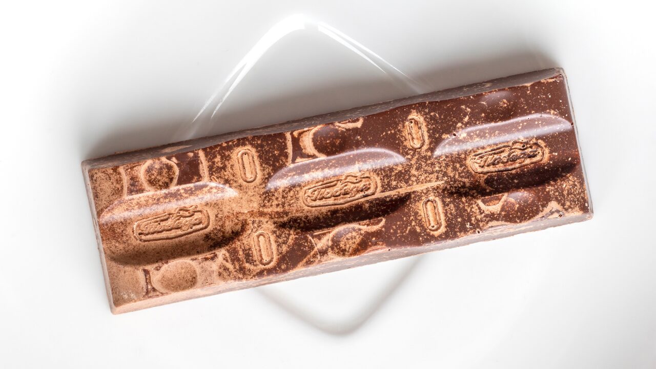 チョコが白くなったけど食べられる？危険性と『ブルーム現象』の正体を解説