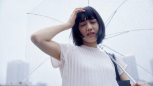 雨の日に髪がうねる原因とは？広がり・パサつきを防ぐ簡単対策まとめ！
