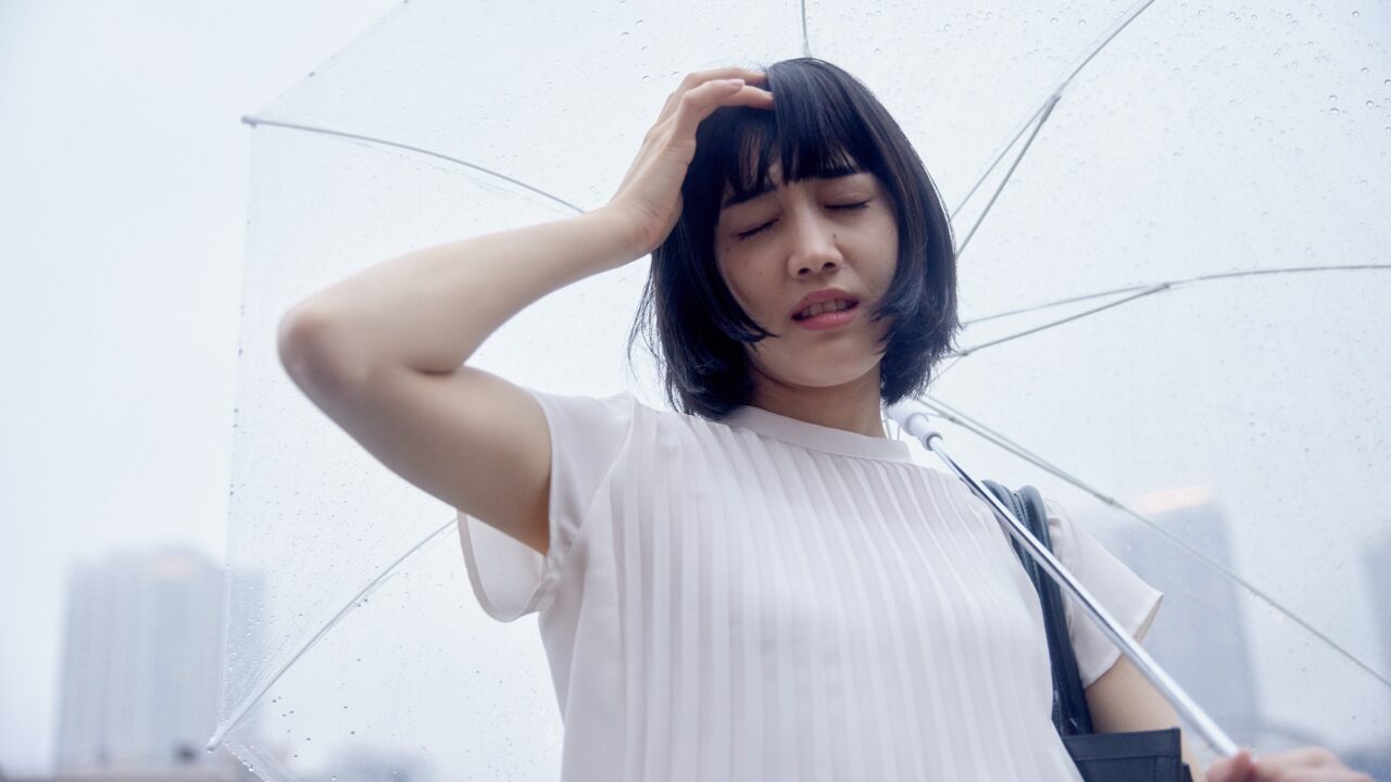 雨の日に髪がうねる原因とは？広がり・パサつきを防ぐ簡単対策まとめ！