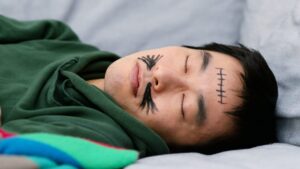 寝言を録音して怖くなる理由とは？無意識に現れるサインと対処法を解説