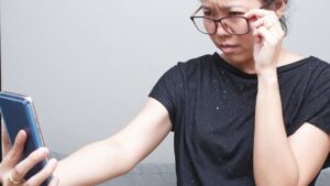 スマホ画面が見えにくい…それ、老眼のサインかも？簡単セルフチェック法と対策まとめ