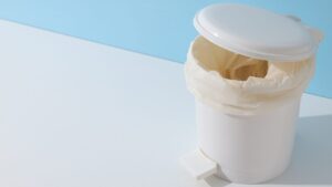 ゴミ箱の袋がずれる！ピタッと固定する裏技5選｜ストレスゼロで快適に！