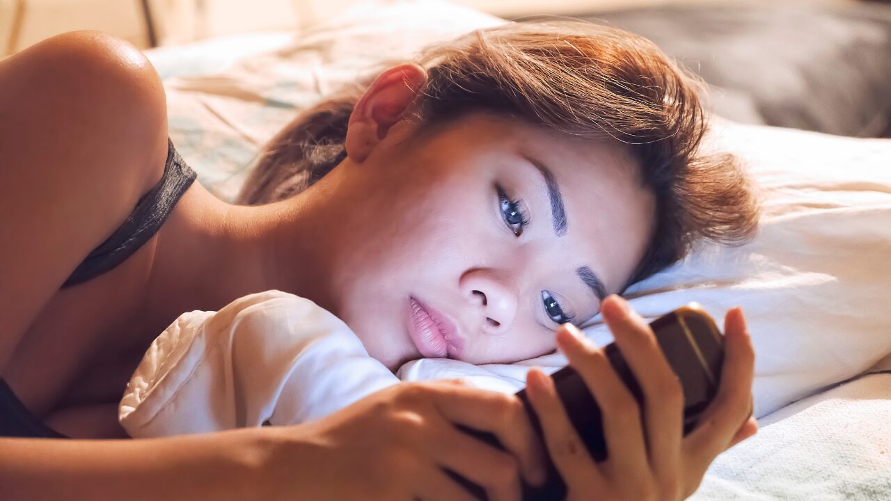寝る前のスマホが目に悪いって本当？ブルーライトの影響と目を守る対策法を解説