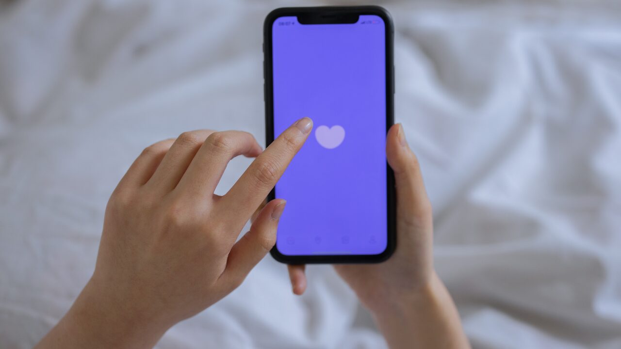 どうしてもスマホを見たいときの工夫とおすすめアイテム