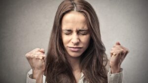 「思い出し怒りが止まらない…」その心理と対処法とは？上手な向き合い方を徹底解説