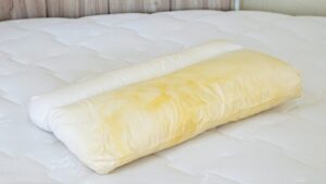 枕の黄ばみを落とす方法｜原因・おすすめ洗剤・漂白剤の正しい使い方まで解説！