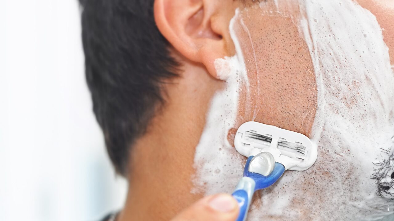 肌を傷めないヒゲ剃りの基本ステップ
