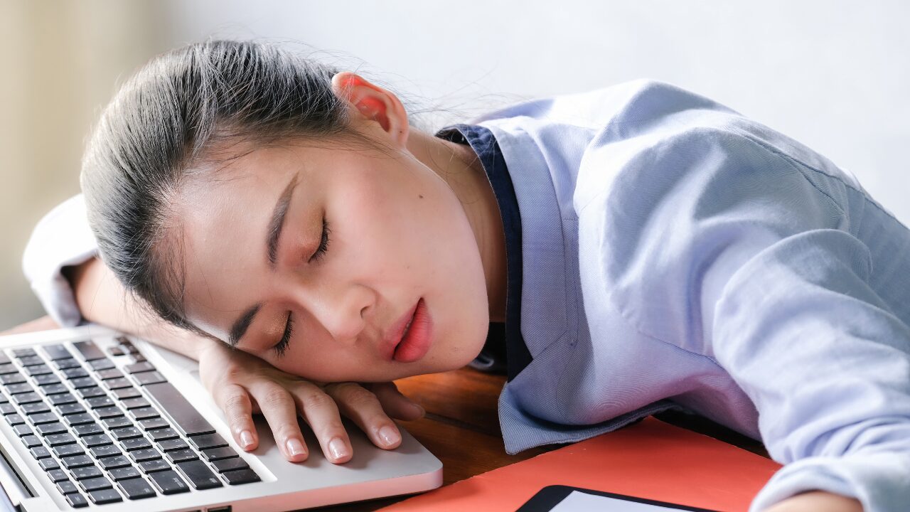 食後に眠くなるのはなぜ？仕事中でも眠気を防ぐ効果的な対処法7選
