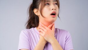 喉がイガイガするけど痛くないのはなぜ？考えられる原因と自宅でできるケア方法まとめ