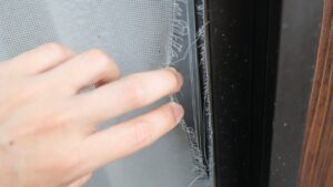 網戸の張り替えは自分でできる？費用相場と初心者向け手順を完全解説！