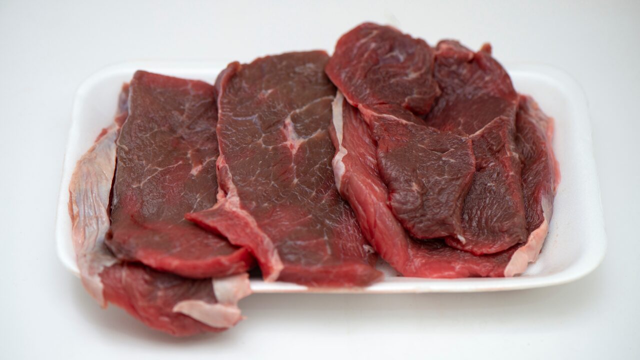 肉が変な匂い…腐ってる？食べても大丈夫な判断基準＆危険サインを解説