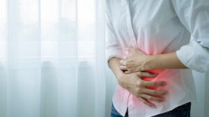 胃がムカムカするけど食欲はある…これって大丈夫？考えられる原因と体調変化を解説