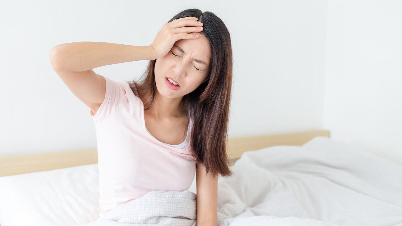 寝起きに頭痛が起こる主な原因とは？