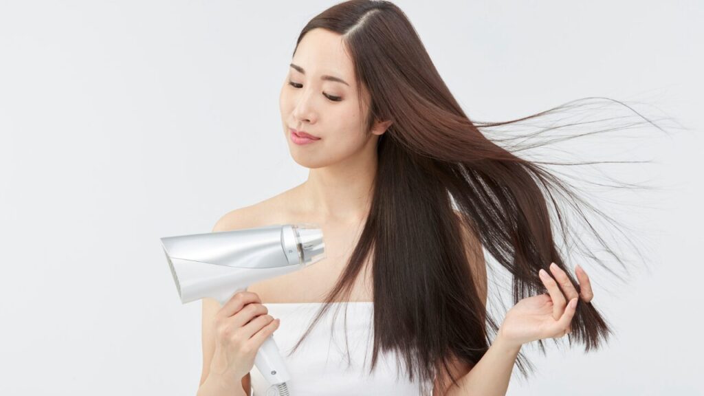 ドライヤーは何分までOK？髪が痛む時間と正しい使い方のコツを徹底解説！