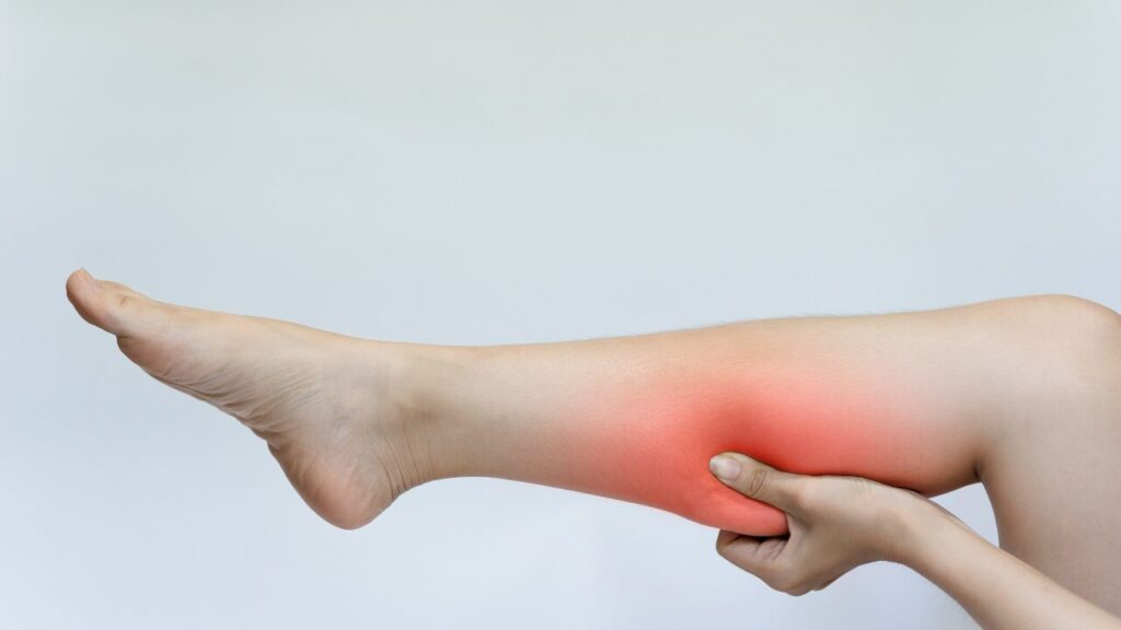 朝方にふくらはぎがつるのはなぜ？原因と予防に効く“体にやさしい習慣”とは