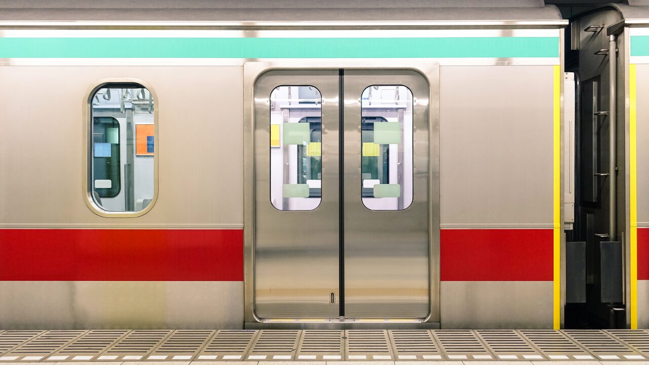 電車を降りた後に自分の匂いが気になる理由と対策｜体臭・服の臭いを防ぐ方法とは？