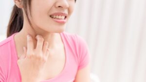 顔がかゆいのは夜だけ？考えられる原因と正しいスキンケア対策を解説