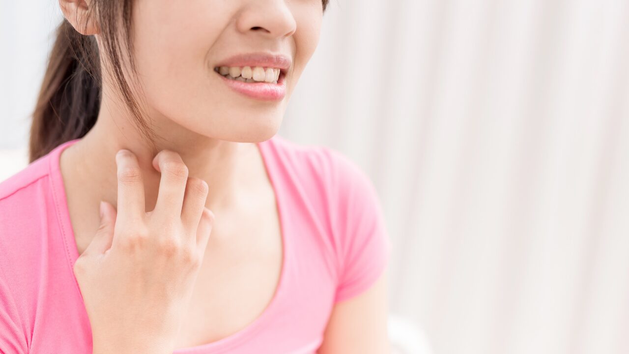 顔がかゆいのは夜だけ？考えられる原因と正しいスキンケア対策を解説