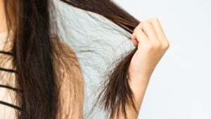 髪の毛がチリチリになる原因とは？今すぐできる対処法＆ヘアケアの見直し方