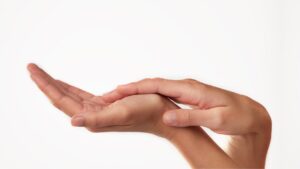 指先だけ冷たい原因とは？血行不良だけじゃない意外な理由と対策法を解説