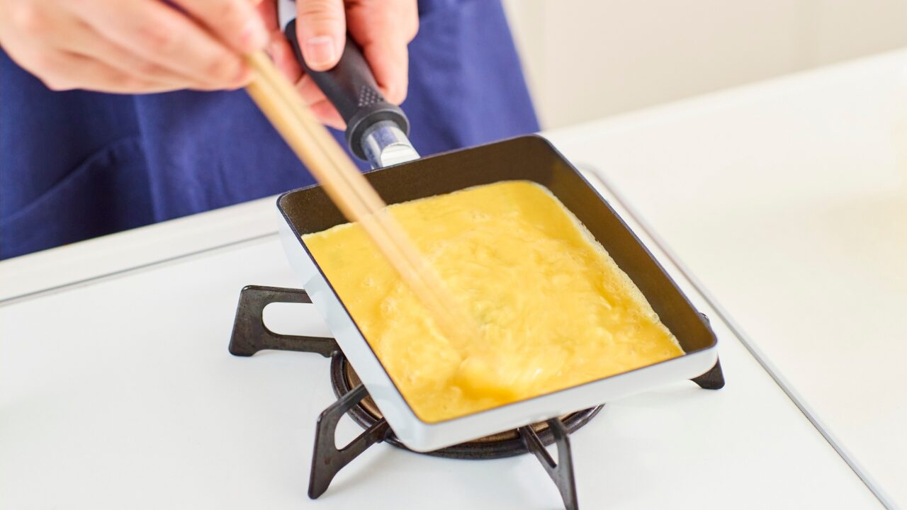 卵焼きを焦がさず、きれいな色に仕上げる火加減の見極め方