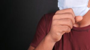 他人の咳とタイミングがかぶる…なぜ気まずい？自然に回避する5つの考え方と対処法