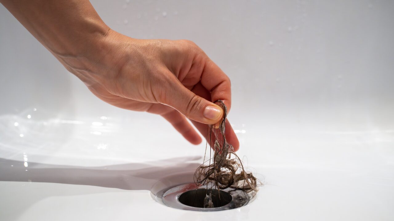 お風呂の排水口掃除が簡単にできるコツ7選｜ヌメリ・臭いをラクに撃退！