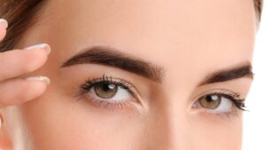 眉毛が左右非対称…その原因と整え方｜プロの技で美バランス眉に！