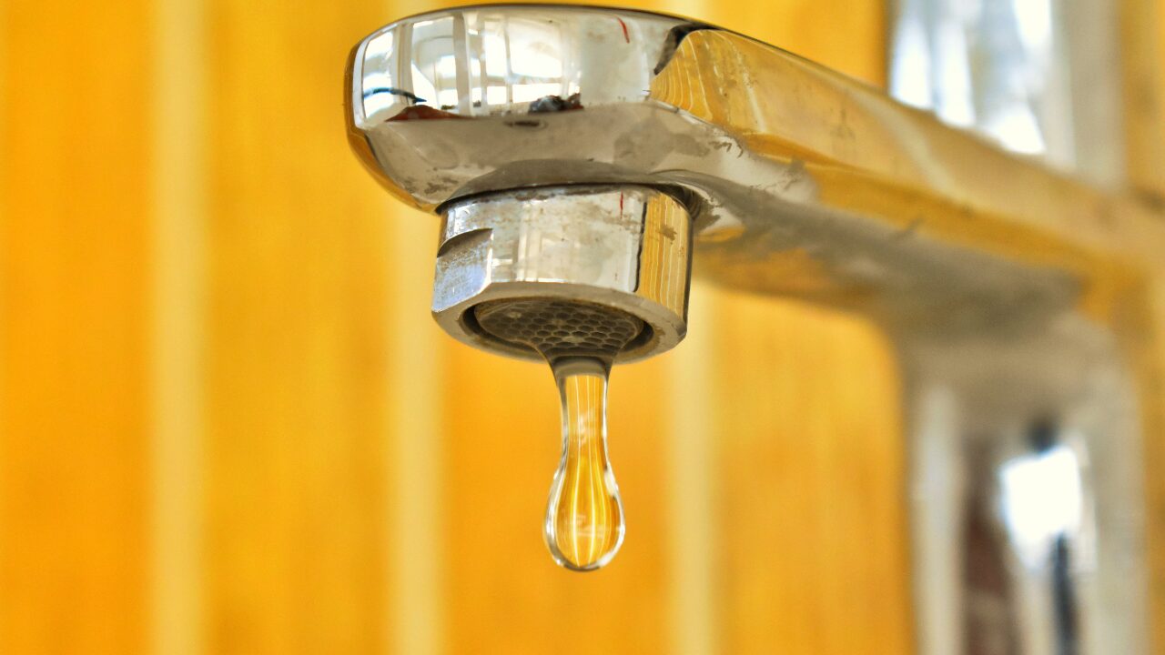 水道の水がちょろちょろ止まらない原因と直し方｜自分でできる修理と業者に頼む判断基準