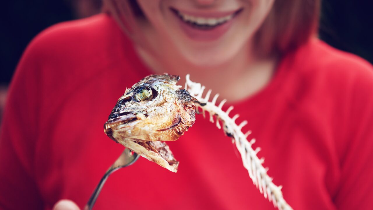 魚の骨が喉に刺さった！家でできる応急処置と絶対NGな対処法とは？医師監修で解説