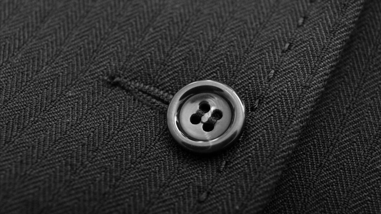 ホコリの目立ちにくい黒い服の選び方
