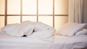【季節別に解説】布団干しの最適な頻度とは？長持ちさせる干し方とケアのコツ