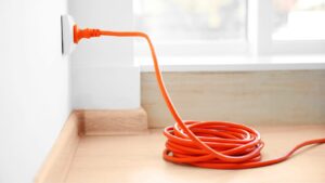 延長コードは丸めたまま使っていい？発火リスクと正しい使い方を徹底解説